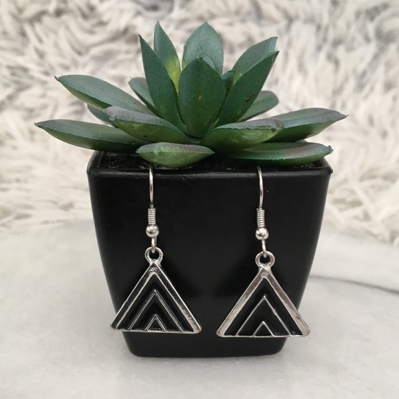 Jewelry - Triangle dangle earrings silver & black EUC